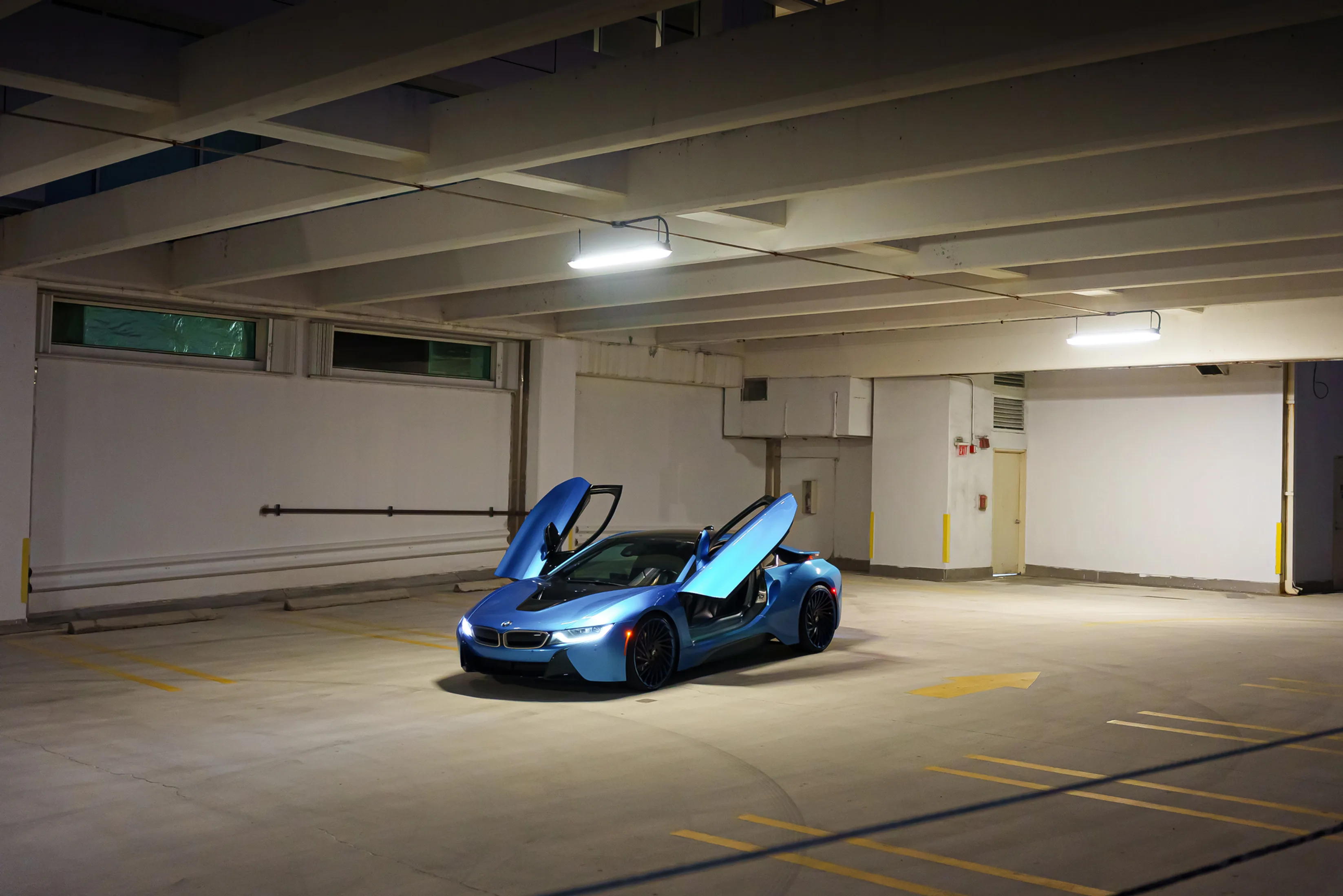 BMW i8 White — exterior side view