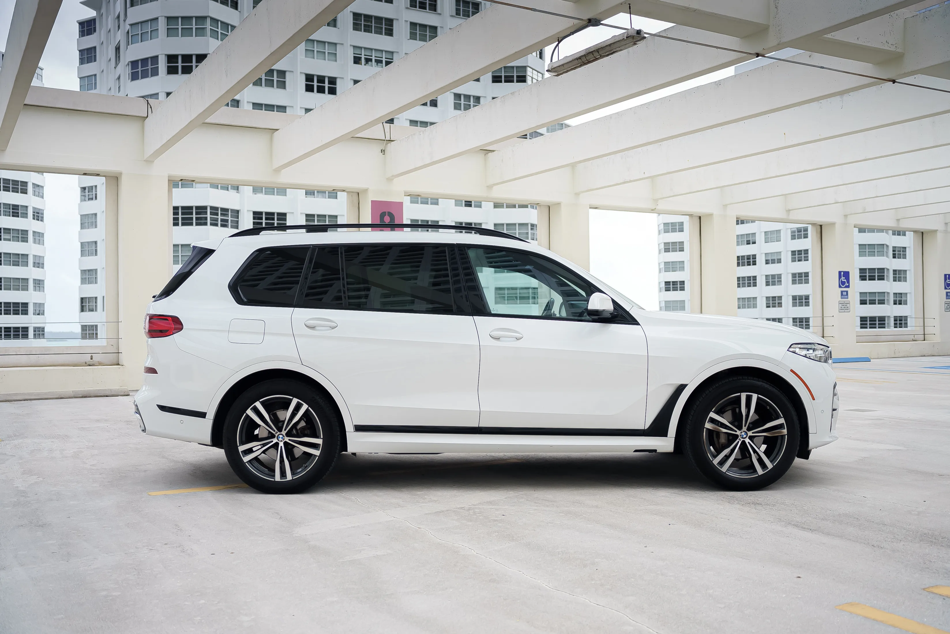 BMW X7 White 2021 — interior dashboard