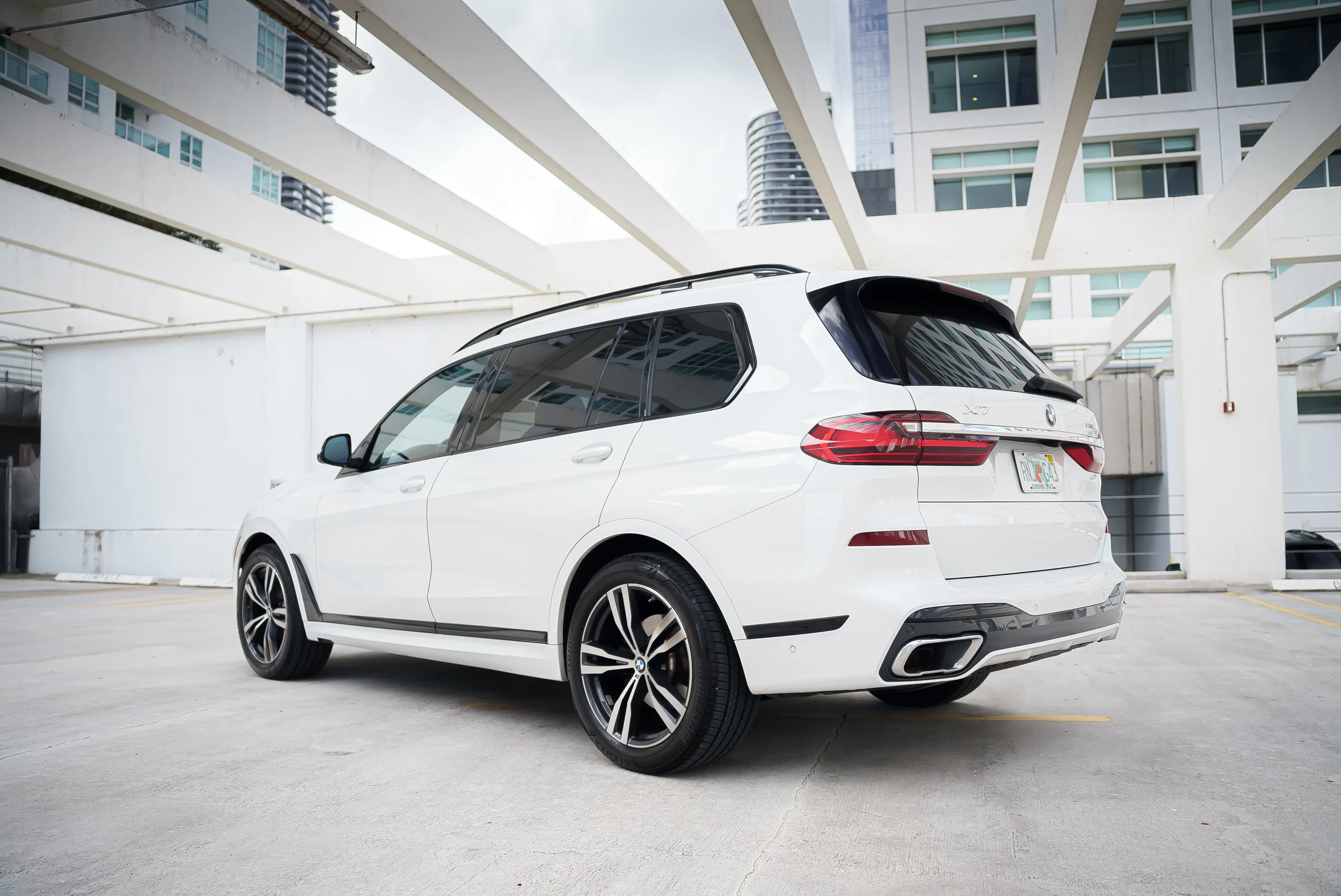 BMW X7 White 2021 — interior seats