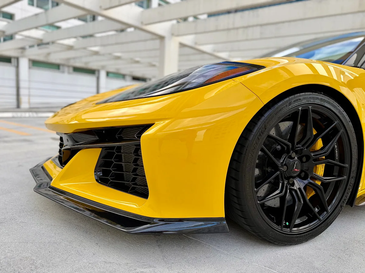 Chevrolet Corvette Z06 Yellow — interior seats