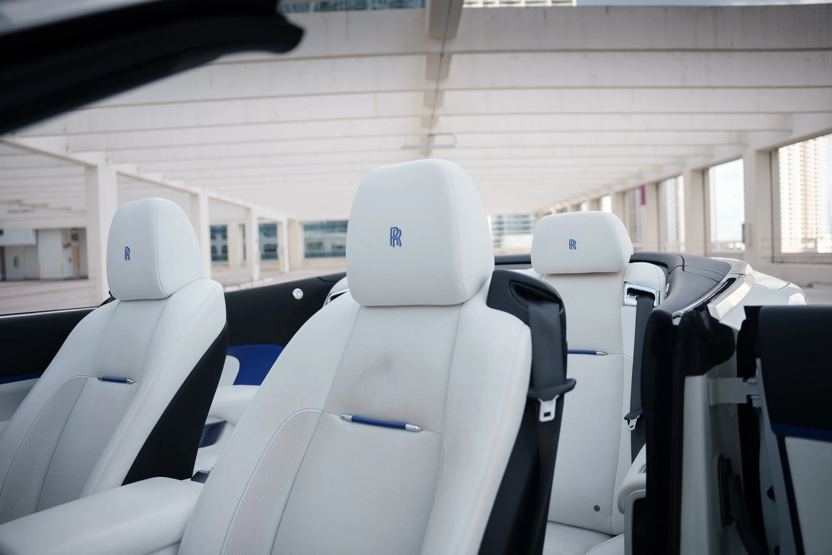 Rolls-Royce Dawn White — exterior side view