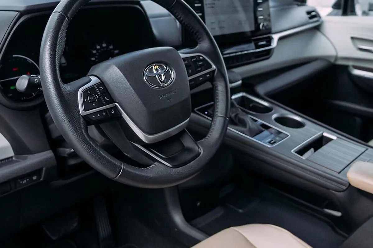 Toyota Sienna White 2021 — photo 9
