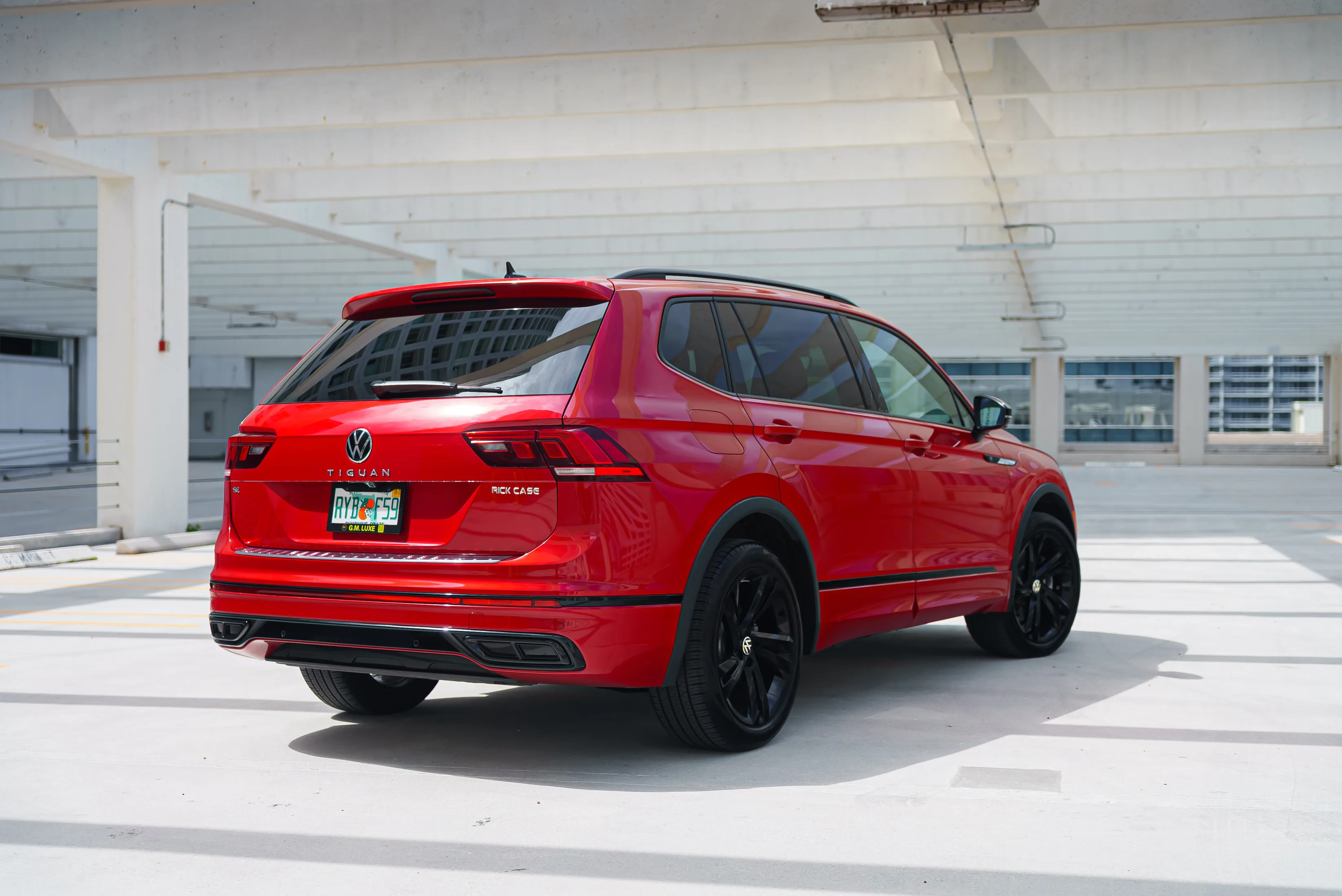 Volkswagen Tiguan Grey — exterior side view