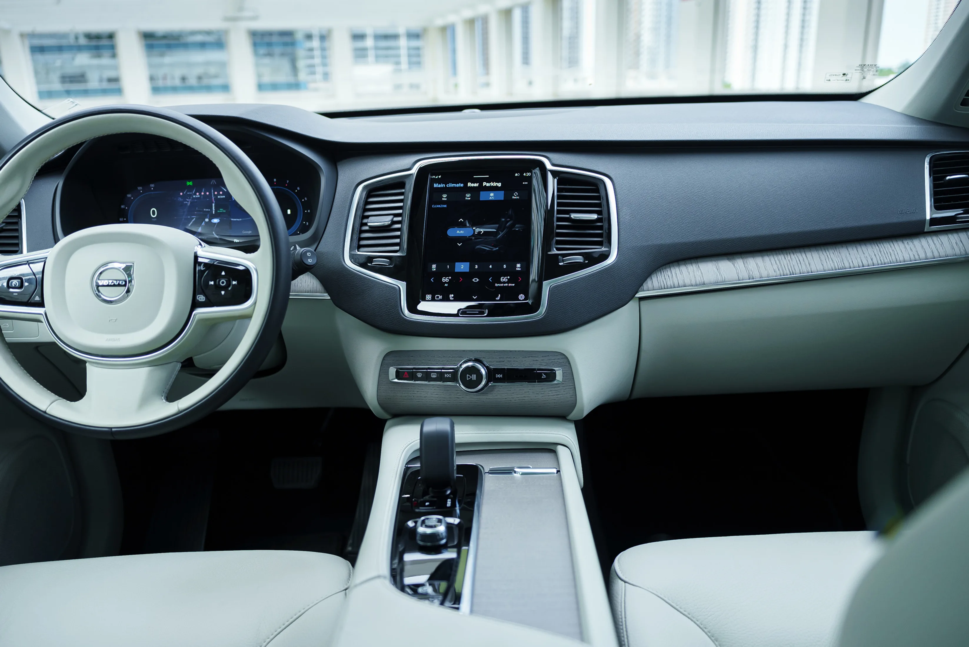 Volvo XC90 White — exterior rear view